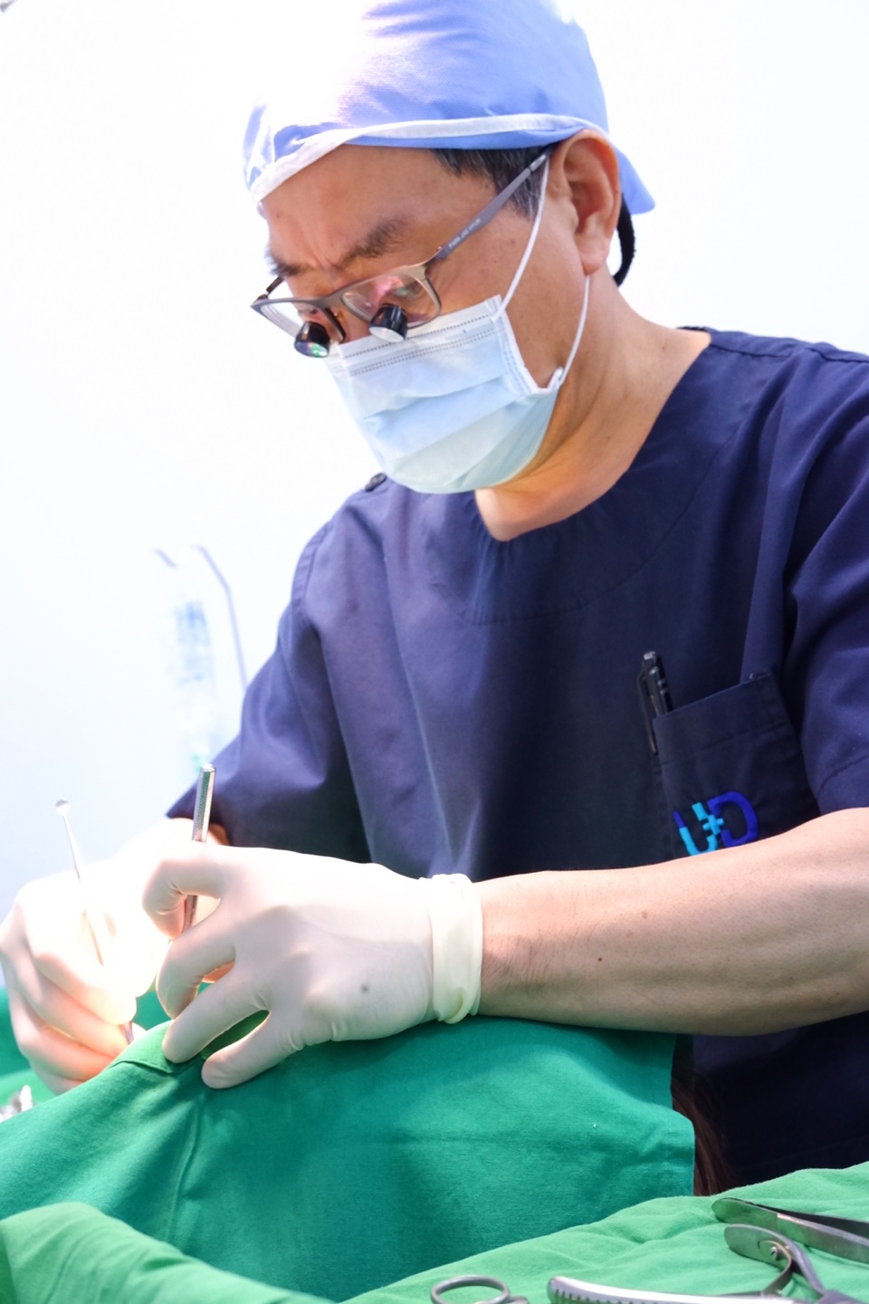 분당 임플란트 수술 준비 중인 유디서현치과 진료실